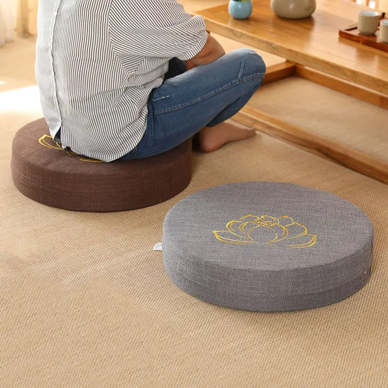 Coussin de méditation de yoga avec fleurs
